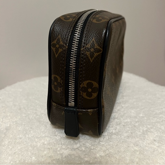 ❣️SOLD❣️Louis Vuitton Monogram Toiletry Case - Picture 4 of 11